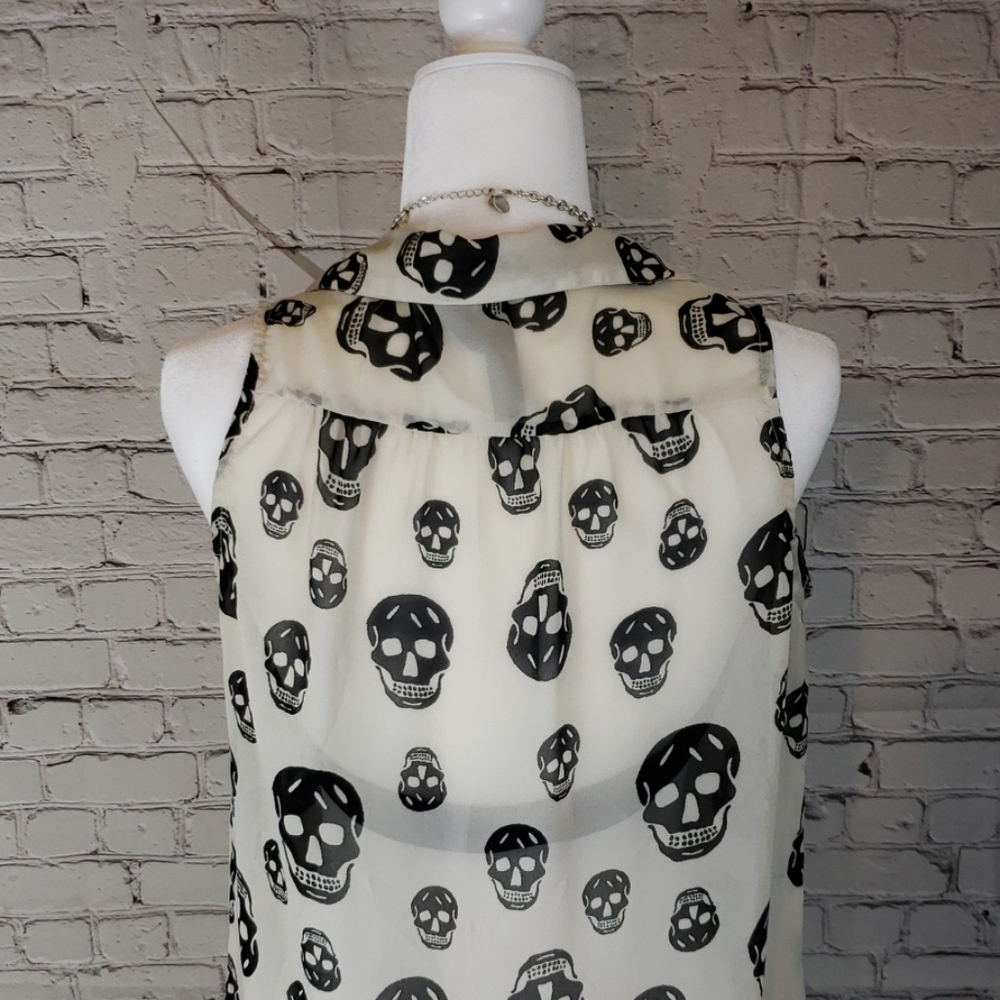 💀Fun and Flirt💀 Sleeveless Skull Blouse - Picture 3 of 5